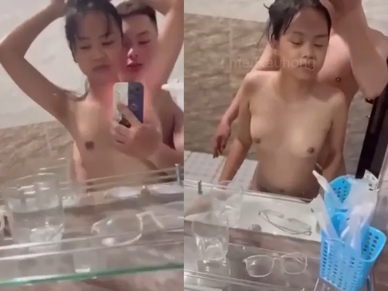 Nhỏ nhắn em cùng anh bồ xoạc trước gương quay kỉ niệm